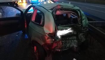 Dálnici D7 zablokovala hromadná nehoda! Hasiči vyprošťovali člověka
