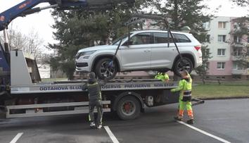 Ve městech začalo čištění ulic. Spolu s ním razantně přibývá odtažených aut