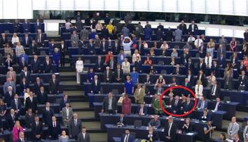 Při hymně EU se Farage a spol. otočili zády. SPD zůstala sedět