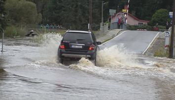 Bouřky způsobily řidičům velké problémy. Některé škody ale pojišťovny neproplatí