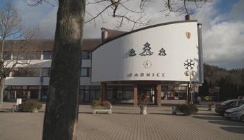 Město v Čechách se vylidňuje. Nahlašte si trvalý pobyt, dáme vám peníze, slibuje