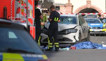 Do davu lidí v Lipsku narazilo auto. Dva mrtví a přes 20 zraněných