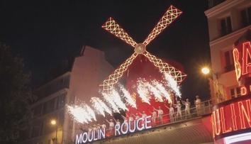 Pařížská ikona se znovu otevírá. Mlýn na střeše Moulin Rouge opravovali rok