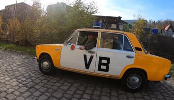 Trsátko, bakelit, jaguár z PVC. Trabant byl před revolucí hit! A nejen on