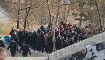 VIDEO: Fanoušci Slavie pochodovali na Letnou. V akci byl i vrtulník