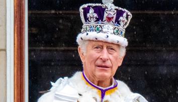 Karel III. slaví rok na trůně. Může to pomoct vztahu s Harrym, míní novinář