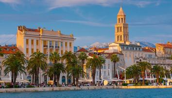Turisté v šoku. Na dveřích chorvatského obchodu našli vzkaz plný nadávek