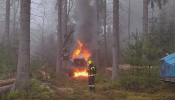 V lese na Karlovarsku hořel stroj na těžbu dřeva. Škoda jde do milionů