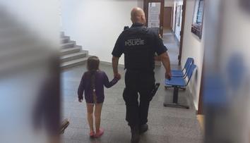 Šestiletá holčička bloudila ulicemi města. Vydala se za maminkou do práce
