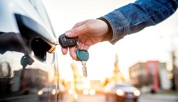 Klíčem jsem odemkl cizí auto, volal muž strážníky. Pak se děly věci!