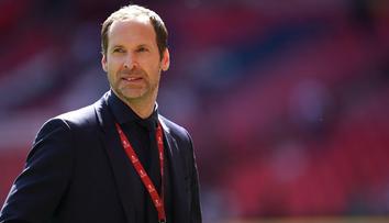 Petr Čech zvládá všechno. Fotbalová legenda se pochlubila diplomem