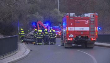Řidič v pražských Hlubočepech převrátil auto na střechu. Nadýchal 1,5 promile