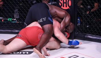 Bellator 265: Kongo v souboji těžkých vah uškrtil Charitonova
