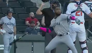 Emoce v zámořském baseballu. Hráčovi ruply nervy, po protihráči hodil pálku