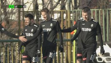 VIDEO: Chyba jak z okresního přeboru! Obránce daroval soupeři gól