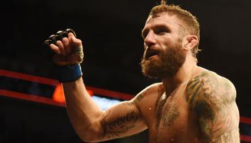 Opilý UFC zápasník se zranil při pokusu vlézt do klece, byl vyveden policií