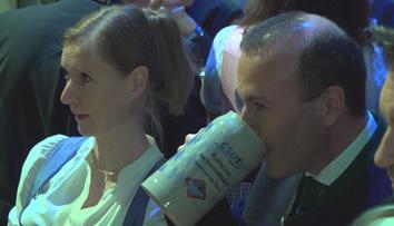 Kroje, dechovka a pivo. Weber zakončil kampaň, má vizi pro EU