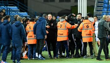Fotbalista protihráče kousl do penisu. Zranění muselo spravit deset stehů