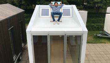 Nahlédněte do pojízdného mini domku. Na 9 metrech má vše!