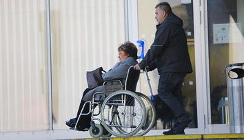 Jiřina Bohdalová má mít zlomenou páteř. V nemocnici zůstala déle