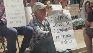 Britská policie zatýkala při protestu proti zákazu organizace Palestine Action