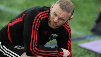 Rooney v problémech: Po fotkách s polonahými ženami zranil spoluhráče