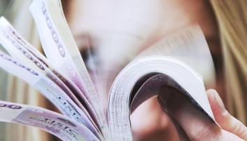 Dívka našla u školy peněženku plnou peněz. Bylo v ní skoro 50 tisíc
