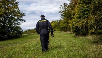 Policie u hranic pátrá po převaděčích. Jsou zřejmě ozbrojeni, nesnažte se je zadržet