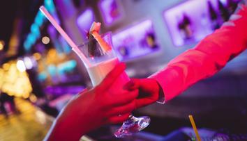 Barmanku vytočil požadavek zákazníků: Myslí si, že tak dostanou alkohol navíc!