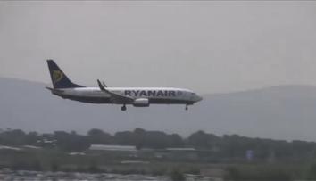 VIDEO: Letadlo Ryanairu nemohlo v Praze přistát. Ranvej blokovalo jiné letadlo