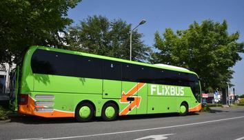 Dokouřím a jedeme dál. Řidič FlixBusu s rozbitým sklem pokračoval v jízdě
