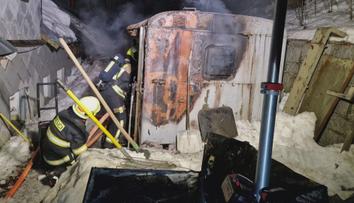 V Krkonoších na sjezdovce shořela maringotka. Dva lidé jsou zranění