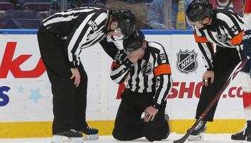 Pozoruhodný moment v NHL: Proč neplatil gól pindíkem rozhodčího?