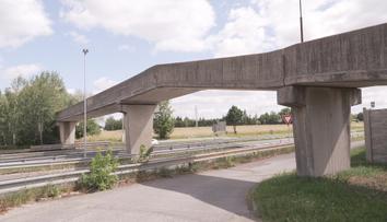 Dvě lávky nad dálnicí D6 mají zmizet. Místní varují před izolací obcí
