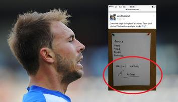 Takhle vypadá vyhazov? Fotbalistu čekal drsný vtípek na nástěnce