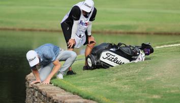 Jak se tam mohl míček udržet? Golfista pobavil šťastným úderem