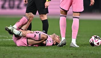 Otřesný faul na Busquetse, hráč Kóbe ani nedostal kartu. Messi potkal Iniestu