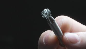 Britové budou vyrábět diamanty ve vesmíru. Brzy do kosmu vypustí první komoru