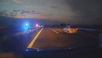 Muž měl lákat do auta holčičku. Poté ujížděl 10 km po dálnici v protisměru