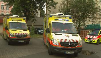 Seniorů přibývá a pociťují to i záchranáři. Stovkami výjezdů suplují praktiky