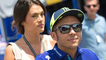 Přítelkyně jezdce Rossiho šokovala: Na MotoGP mě osahávali!