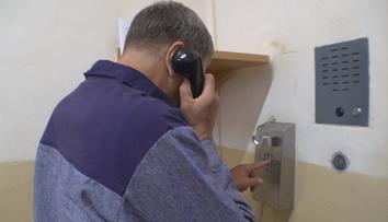 Věznice v Česku nově povolují odsouzeným telefony. S kontrolou hovorů pomůže AI