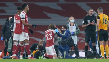 VIDEO: Hrozivý střet v Premier League. Útočník utrpěl frakturu lebky