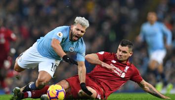 Stoper Liverpoolu to kosí i doma! Ostrým skluzem sundal vlastního syna