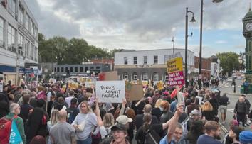 V Británii se konaly další demonstrace. Ulice měst zaplnili zastánci uprchlíků