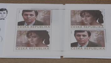 Česká pošta vydala speciální známky na počest Šafránkové a Abrháma