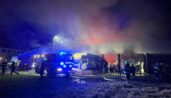 V Náchodě hořely garáže s nákladními auty, na Olomoucku zase garáž s přívěsem s lodí