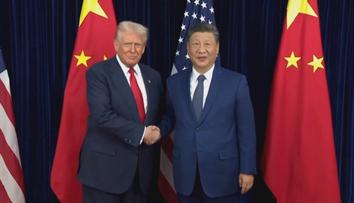 Trump přistál v doprovodu miliardářů v Číně. Je to obchodní cesta, tvrdí