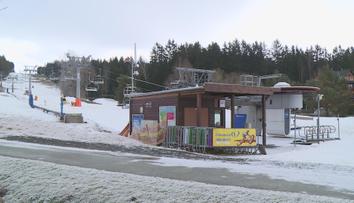 Kvůli nedostatku sněhu zavřeli další ski areály. Provozovatelé doufají v zázrak