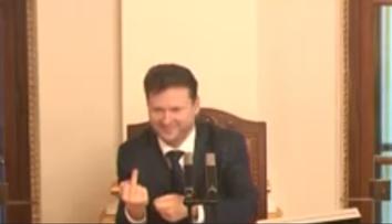Předseda Sněmovny ukázal kolegům vztyčený prostředník, pak se omluvil